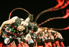 艺术周“时代风采”综艺晚会上藏族男子舞蹈表演《快乐藏人》.jpg