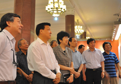 中宣部刘云山部长、中国文联赵实书记观看“庆祝建党90周年全国美术作品展览”