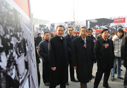 4、《记忆30年 •纪念改革开放全国摄影大展》在北京王府井步行街展出