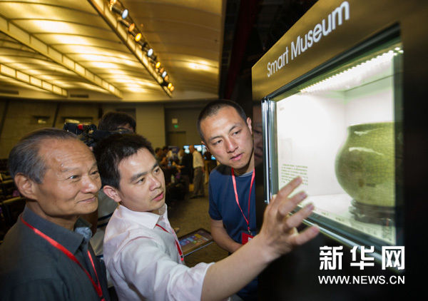 5月30日，一家企业在研讨会现场向来宾展示使用数字技术打造的“智慧博物馆”应用。新华网图片 罗晓光 摄