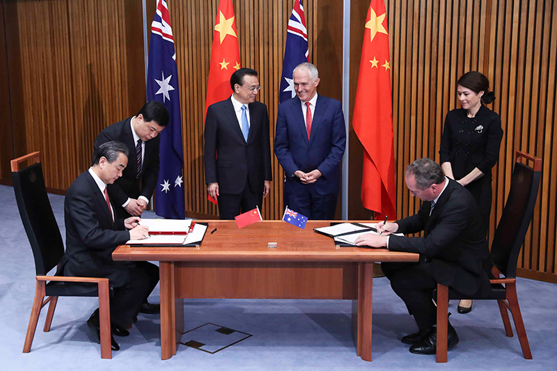 图为3月24日，国务院总理李克强与澳大利亚总理特恩布尔在堪培拉议会大厦，共同见证了中澳两国八份合作文件的签署。