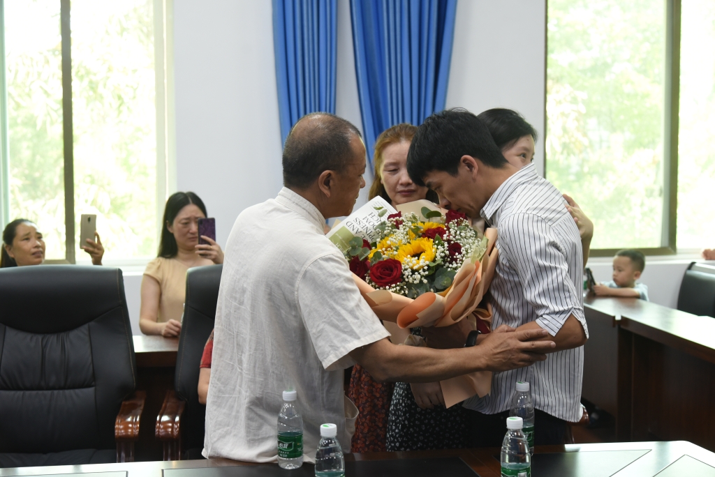 0黃玉彬與生父、生母、姐姐激動地抱在一起。忠縣警方供圖