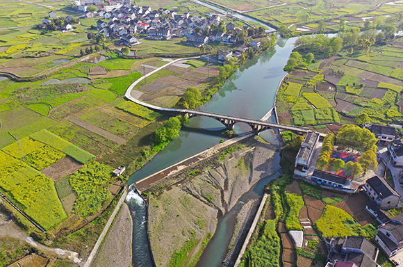 03巨豐堰渠首和周邊平坦肥沃的農田。羅治洪 攝
