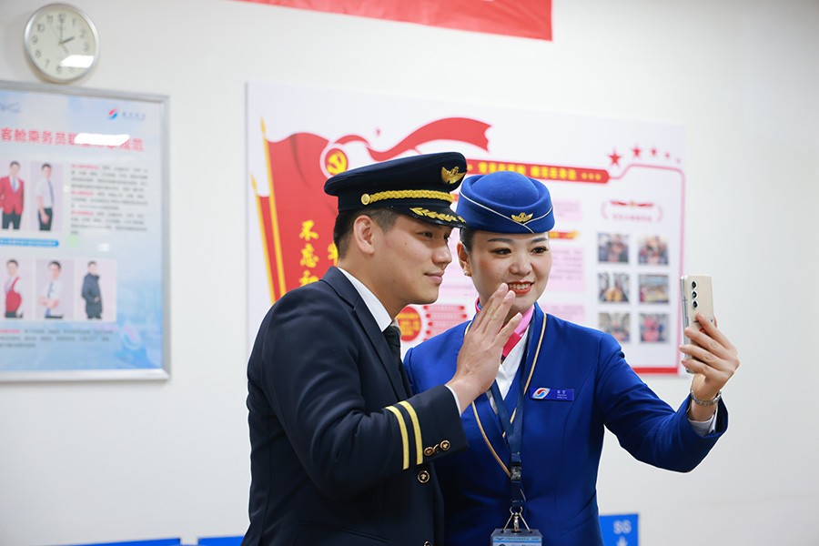 舍小家為大家 他們在萬米高空之上辭舊迎新