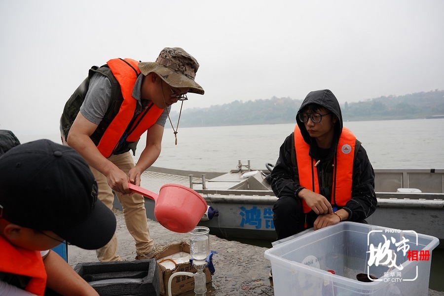 何滔也是該院長江上游特有魚類種質保護與繁育研究團隊的一員。對魚類資源進行現狀調查，是何滔的工作內容之一。新華網 黃俊輝 攝 李華曾 陳雨 文