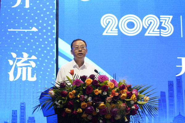 西南大附屬中學校黨委書記、校長歐健擔任開幕式主持人。