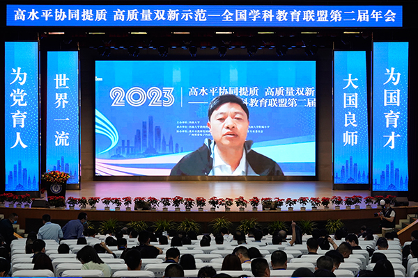 第二個窄化把核心素養簡單理解為知識的學習。申繼亮強調，大家要注重強調知識的結構化，把過去碎片化的知識，相互不關聯的概念讓它建立&&。怎麼叫結構化呢？不同學科表現形式不一樣，比如説語文，無論是高中也好，還是義務教育也好，都提出了任務群。任務群是什麼？也就是説把要學的內容變成一個相互關聯的系列任務來進行設計，不再是單篇課文揉碎了講，而是首先變成一個單元的概念來進行整體考慮整體設計。