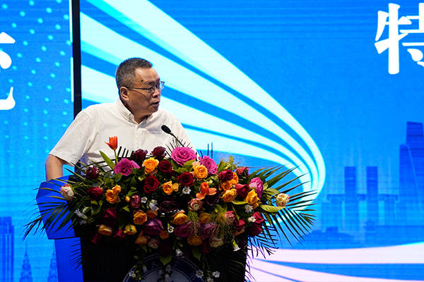 西南大學教師教育學院院長陳恩倫主持特邀專家報告。