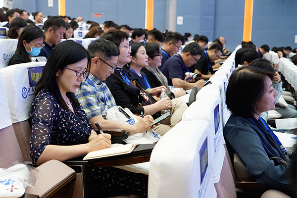 現場參會人員認真聆聽專家報告，並做好重點記錄。