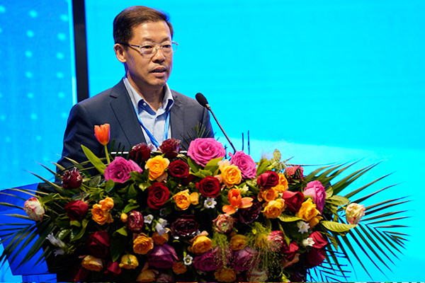 廣東省杏壇智慧教育創新研究院院長、廣州視睿電子科技有限公司（希沃）副總裁魏振水，以《數字化助力新教研》為主題作專家報告。