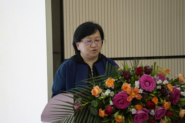 華中師範大學第一附屬中學副校長徐惠以《華中師大一附中教育人才“組團式”幫扶顧問工作報告》為題，分享了華中師範大學第一附屬中學幫扶縣中成長的措施和經驗。報告中，徐慧介紹了學校幫扶團隊的組建情況、學校確定的“1+3+5+N”的幫扶方案和教育人才“組團式”幫扶具體舉措。在具體舉措方面，徐惠介紹了學校以取得&&-調研報告-工作交流會-跟崗實踐培訓-“組團式”幫扶貴州行等步驟，落實幫扶行動的經驗。