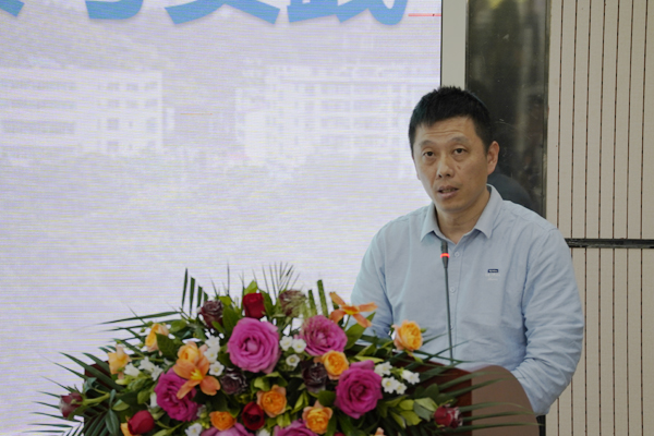 江西省上猶中學校長周斌，以《縣中拔尖創新人才培養的探索實踐》為主題作報告。報告伊始，他結合華師一附中幫扶江西省上猶中學拔尖創新人才培養的實踐案例，分析了拔尖人才培養的縣中困境。他認為，主要存在優質生源流失、優質師資流失、信息資訊滯後、辦學經費緊張等困境。