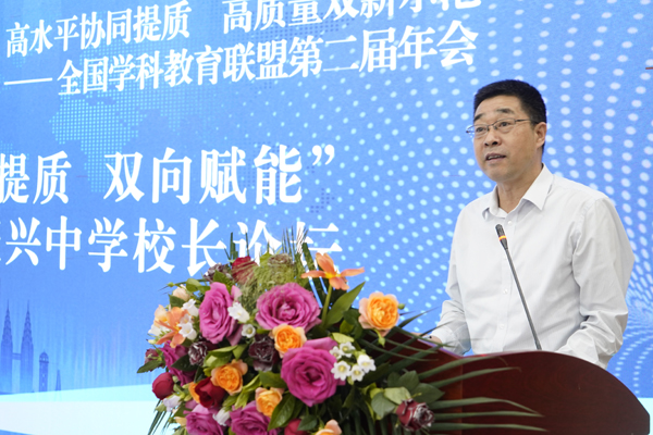 楊潤勇做點評時，分別列舉了7位校長報告中的亮點和特色，並做了一一點評。他認為此次縣中振興校長論壇第一抓住了關鍵問題重點環節，第二展現了鮮明特點優勢，第三提煉了經驗成果，第四樹立了樣板榜樣，第五站在了高處，第六走了前面，第七展現了教育家的水平。