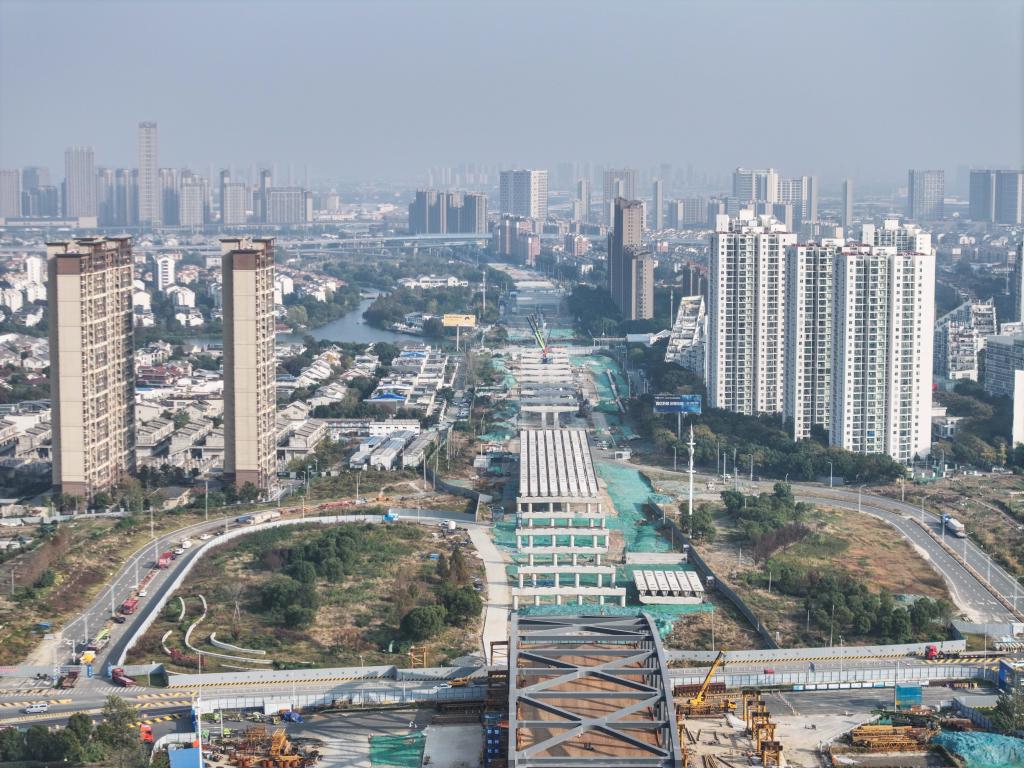 江蘇無錫：312國道改擴建工程架梁忙