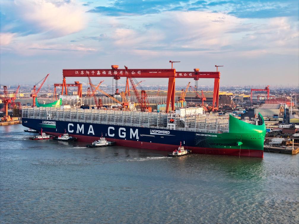 江蘇泰州：超大型雙燃料集裝箱船順利離港
