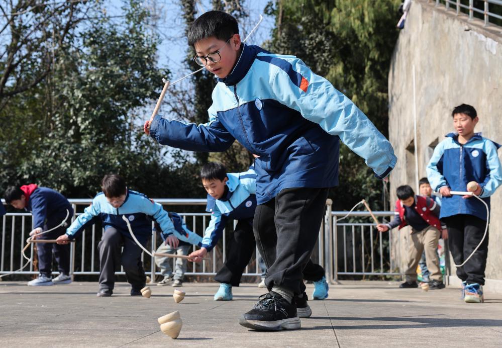 浙江諸暨：冬日校園開啟傳統游戲課