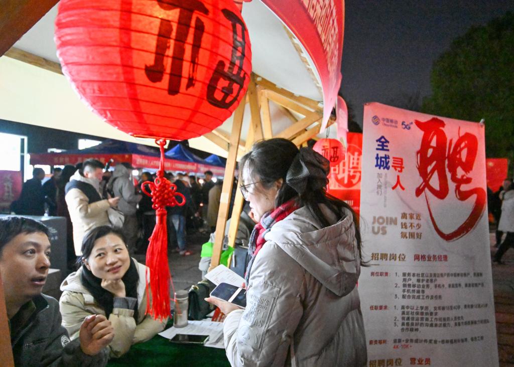 江蘇：“人才夜市”促就業