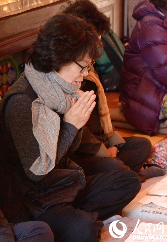 為子女祈禱的家長 成碩攝