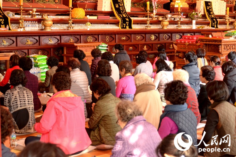 為子女祈禱的家長 成碩攝