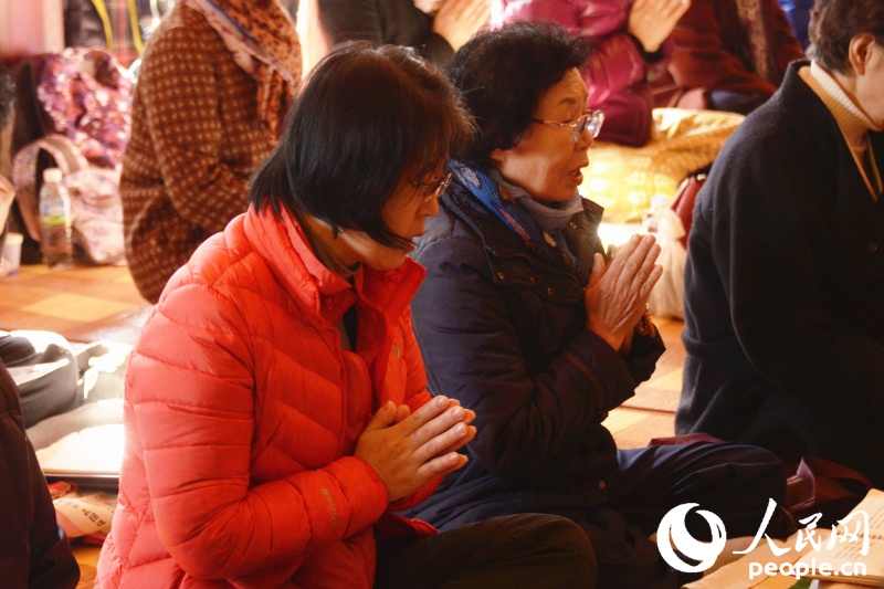 為子女祈禱的家長 成碩攝