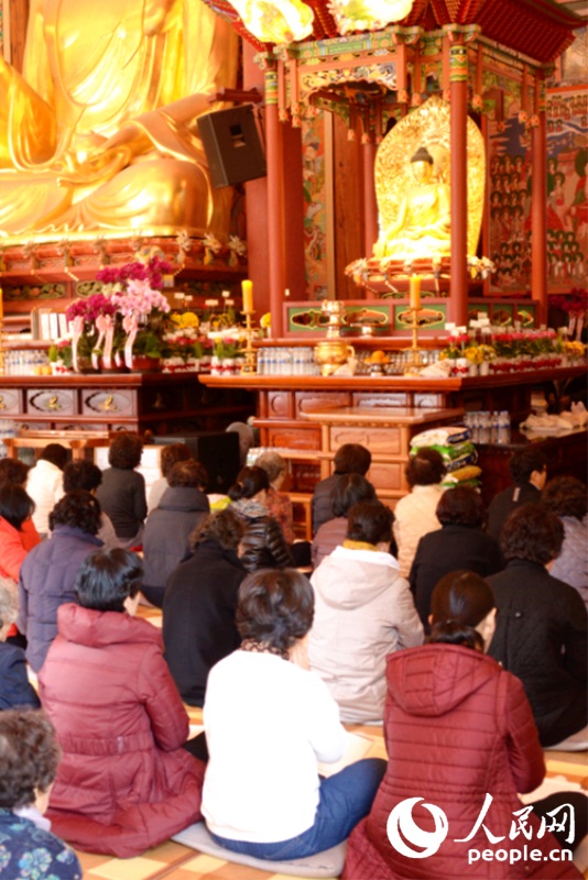 為子女祈禱的家長 成碩攝