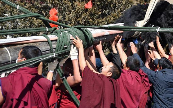 中 시짱 자스룬부사, 새해 소망 적은 깃발 매단 기둥 세우기 ‘영차 영차’