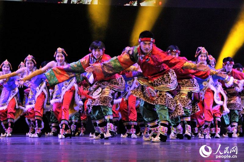 集體舞《扎西德勒》。李永群攝