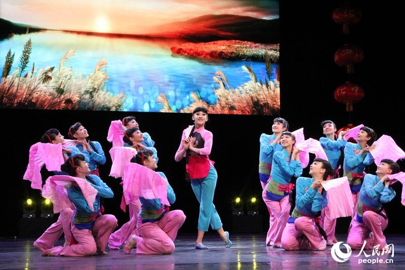 女子群舞《我們的家鄉》。李永群攝