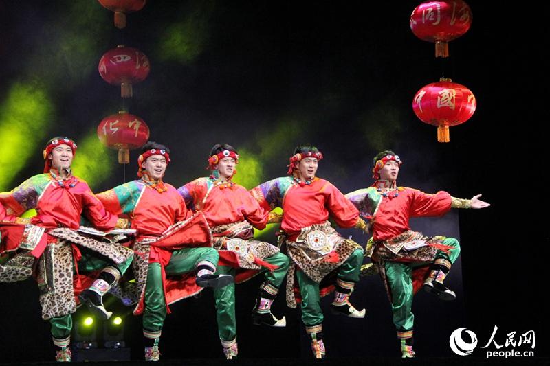 集體舞《扎西德勒》。李永群攝 