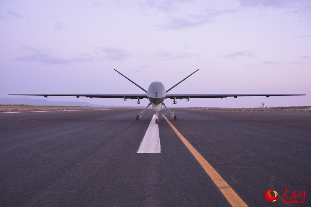 “彩虹-5”無人機“體格”很大。谷鳳豪 攝影