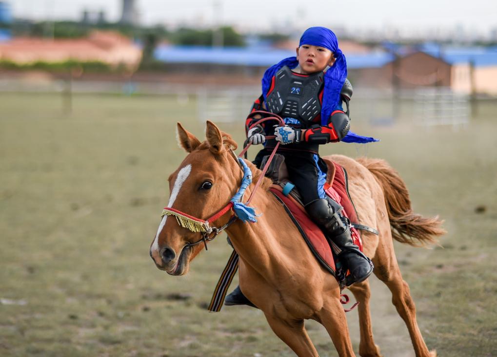 草原少年玩轉“男兒三藝”