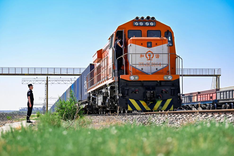 繁忙的二連浩特口岸