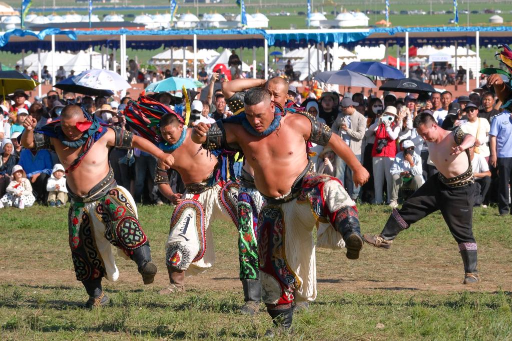 內蒙古自治區第35屆草原那達慕“男兒三藝”比賽舉行
