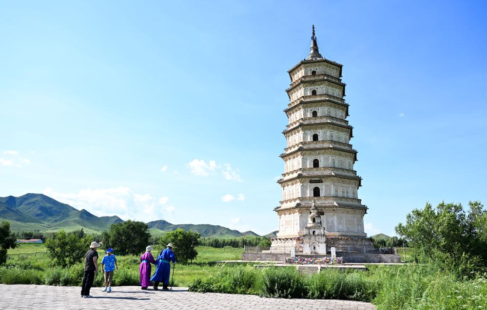 草原上的千年古塔