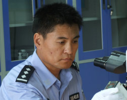 愛崗敬業的“福爾摩斯”布和