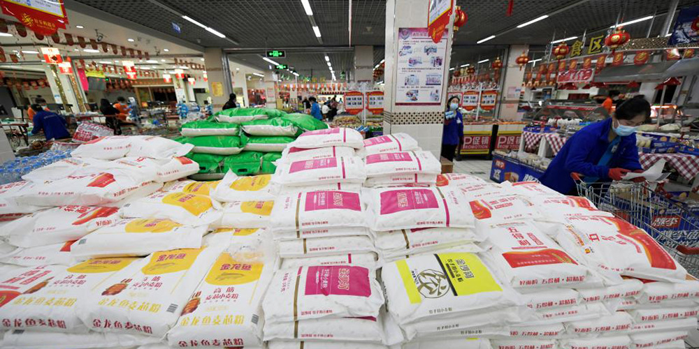 Autoridades locais de Harbin entregam necessidades diárias a residentes em isolamento