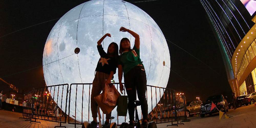 Lua artificial erigida numa cidade chinesa para receber o Festival da Lua