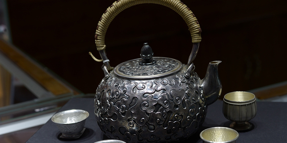 Ateliê de artesanatos de prata entra na alta temporada de vendas em Guizhou