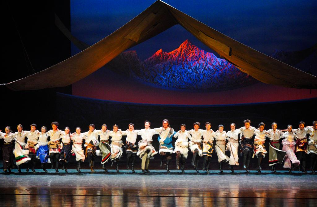 舞劇《雪山大地》在青海大劇院上演