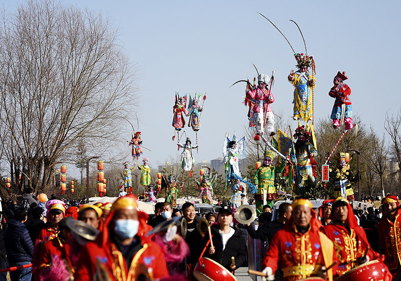 春節用三個字概括，即‘一備二拜三鬧’