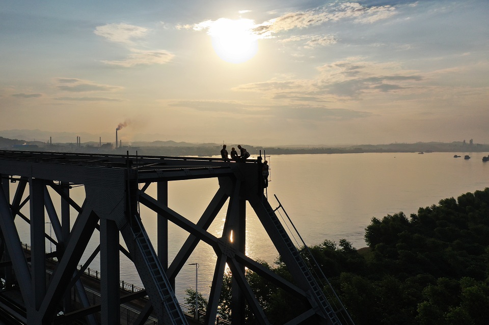 宜昌：高溫下的鐵路巡查者