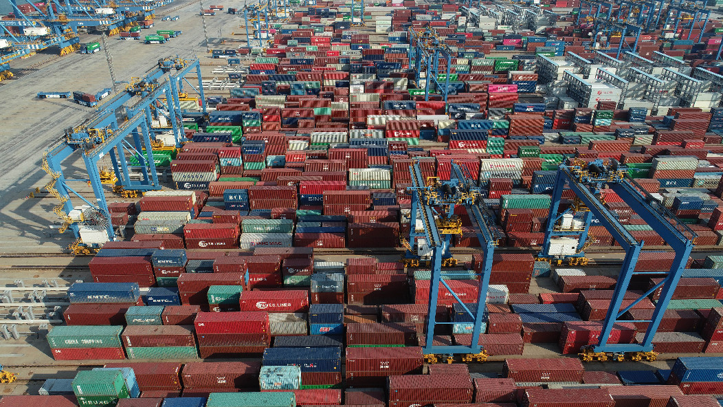 青島港奏響新年藍色交響曲