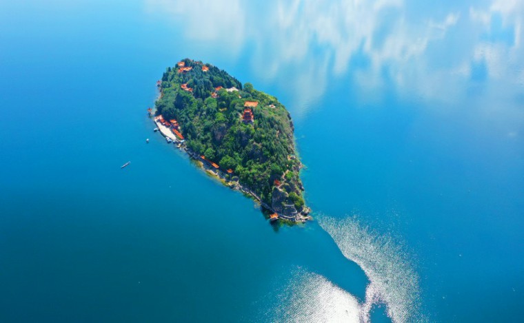 航拍雲南撫仙湖 碧波蕩漾琉璃萬頃