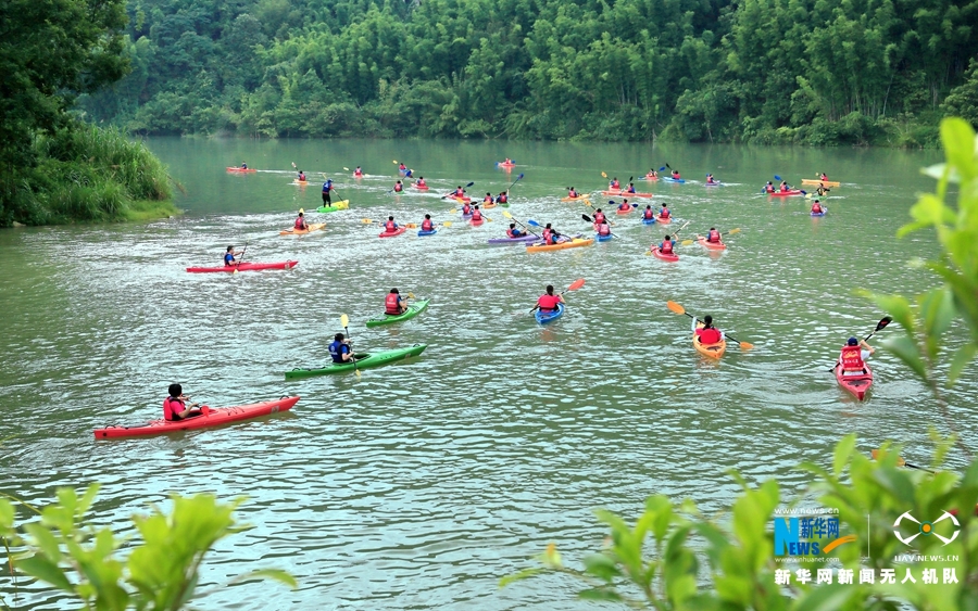 律動中國|皮划艇流溪河花樣游 成無人機鏡頭下風景