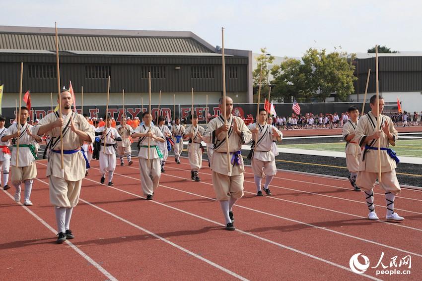 當地時間8月12日，北加州華人文化體育協會運動大會開幕。圖為美國少林寺文化中心參與入場式。人民網 張潔嫻 攝
