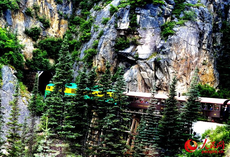 小火車正在鑽入隧道   於世文  攝