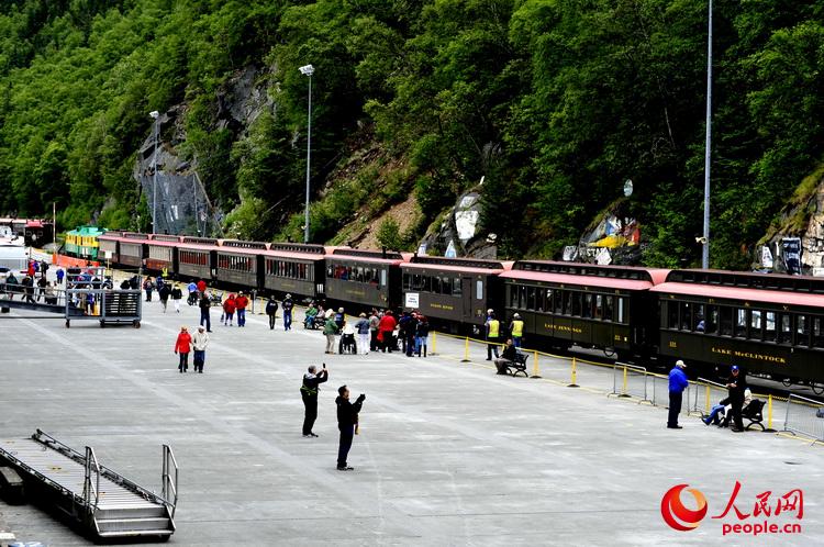 停在史凱威山下的風景觀光小火車   於世文  攝