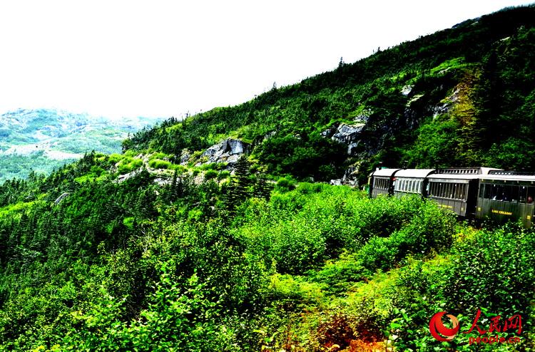 小火車駛離海拔2,865英呎的克朗代克頂峰，正在返回史凱威   於世文  攝