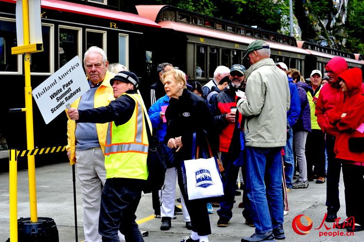 荷美郵輪的游客正在排隊上車   於世文  攝