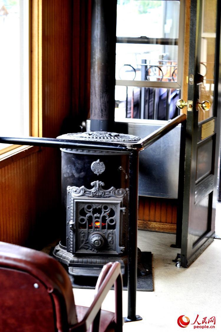 小火車車廂裏古香古色的火爐  於世文  攝
